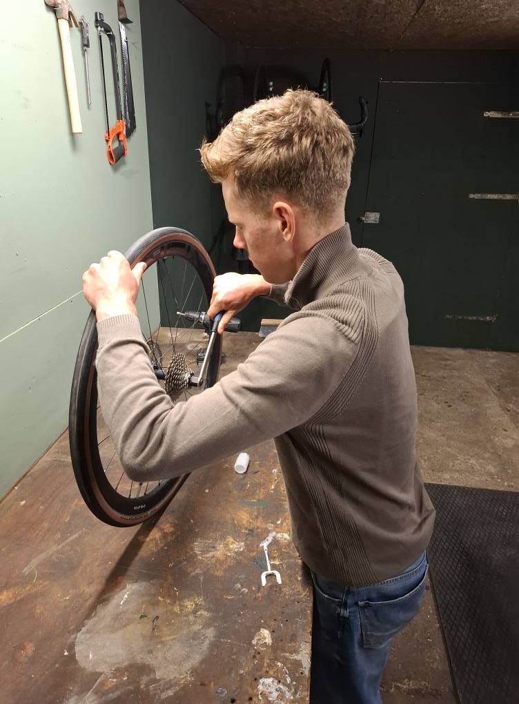 Thomas aan het werk in de fietsenmakerij